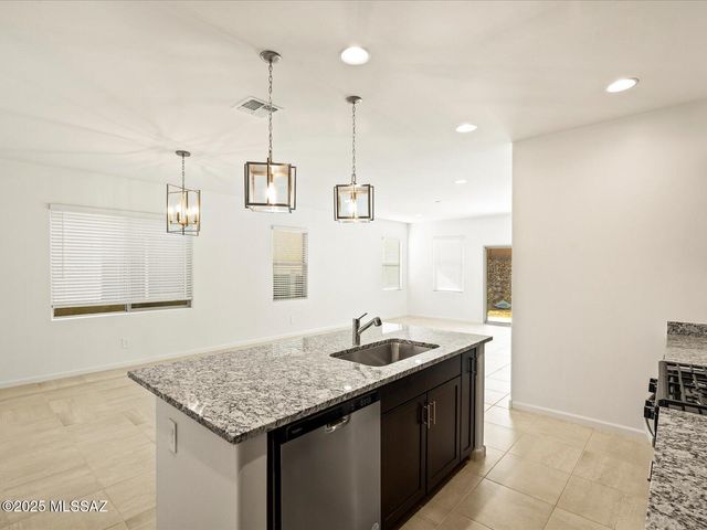 7021 W Jadewood Lane, Tucson, AZ 85757