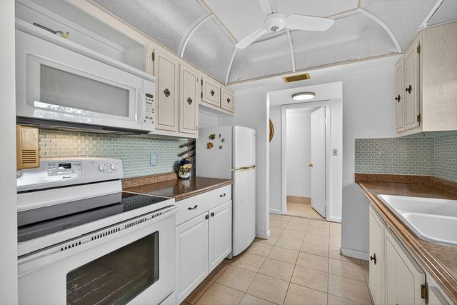 26 Golfs F, West Palm Beach, FL 33417