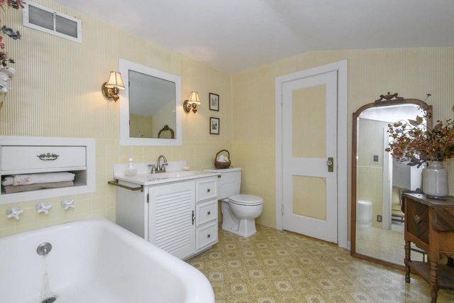 122 S Grand AVENUE, Waukesha, WI 53186