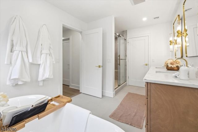 37 Congressional Pkwy, Livingston Twp., NJ 07039