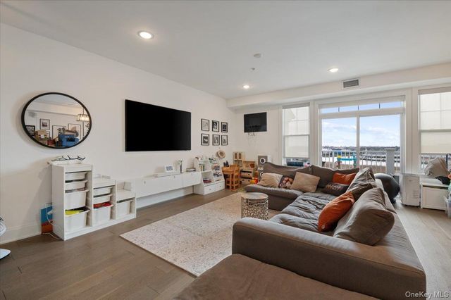 422 Marina Pointe Drive 422, East Rockaway, NY 11518