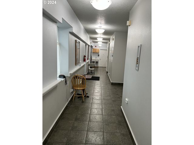 5833 N LOMBARD St, Portland, OR 97203