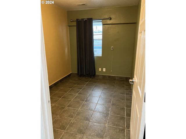 5833 N LOMBARD St, Portland, OR 97203