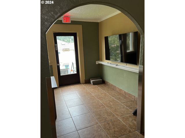 5833 N LOMBARD St, Portland, OR 97203