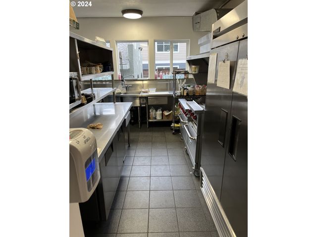 5833 N LOMBARD St, Portland, OR 97203