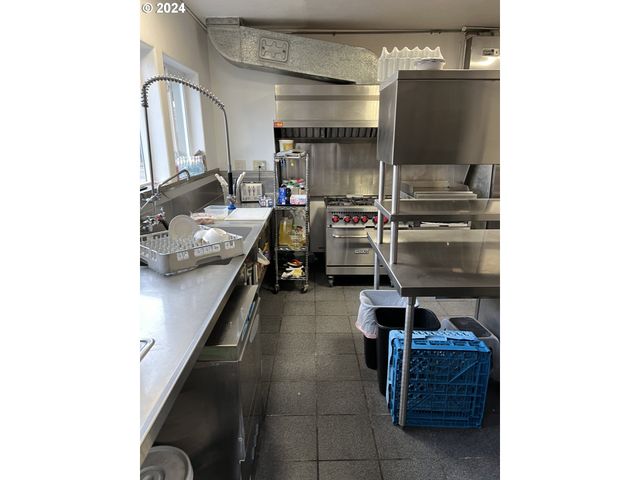 5833 N LOMBARD St, Portland, OR 97203