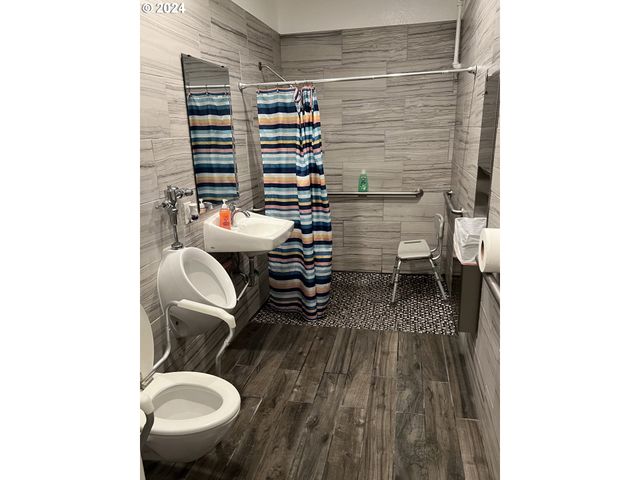 5833 N LOMBARD St, Portland, OR 97203