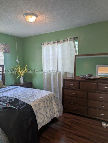 560 NW 184th Ter, Miami Gardens, FL 33169
