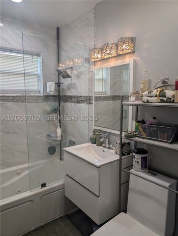 560 NW 184th Ter, Miami Gardens, FL 33169