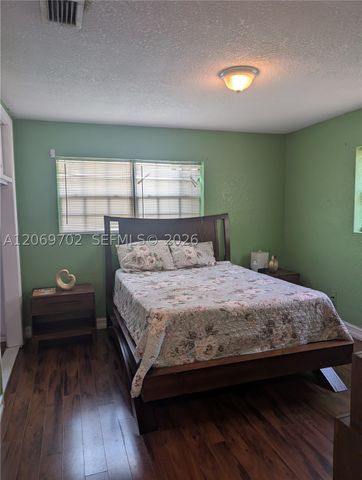 560 NW 184th Ter, Miami Gardens, FL 33169