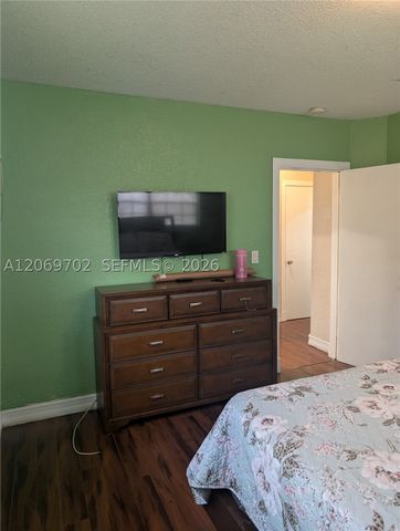 560 NW 184th Ter, Miami Gardens, FL 33169
