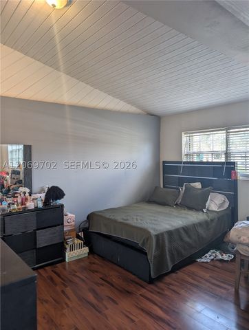 560 NW 184th Ter, Miami Gardens, FL 33169