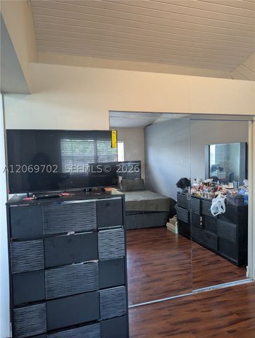 560 NW 184th Ter, Miami Gardens, FL 33169