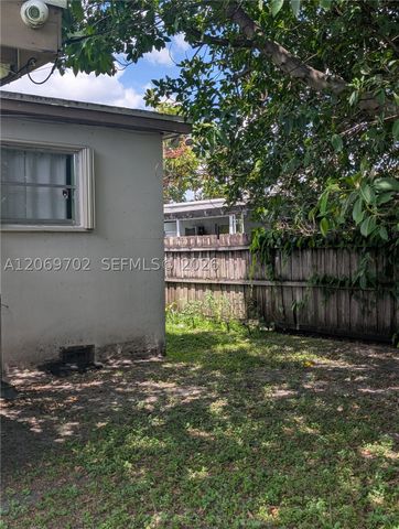 560 NW 184th Ter, Miami Gardens, FL 33169