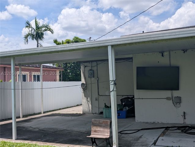 560 NW 184th Ter, Miami Gardens, FL 33169