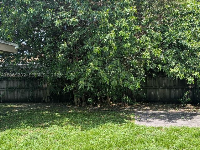 560 NW 184th Ter, Miami Gardens, FL 33169