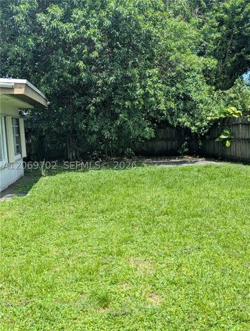 560 NW 184th Ter, Miami Gardens, FL 33169