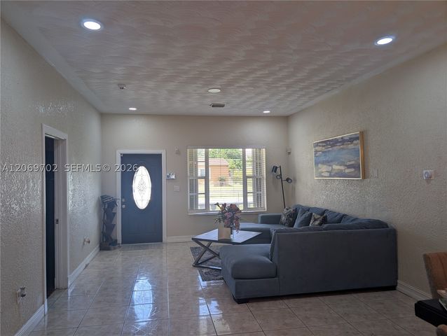 560 NW 184th Ter, Miami Gardens, FL 33169