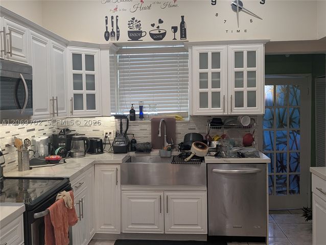 560 NW 184th Ter, Miami Gardens, FL 33169