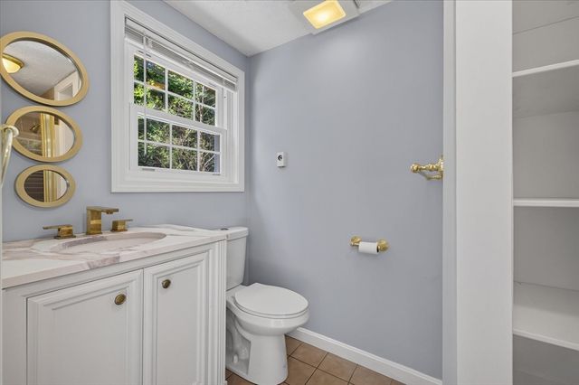 37 Breakneck Rd, Sturbridge, MA 01566