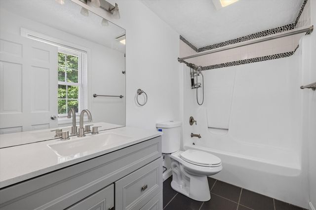 37 Breakneck Rd, Sturbridge, MA 01566