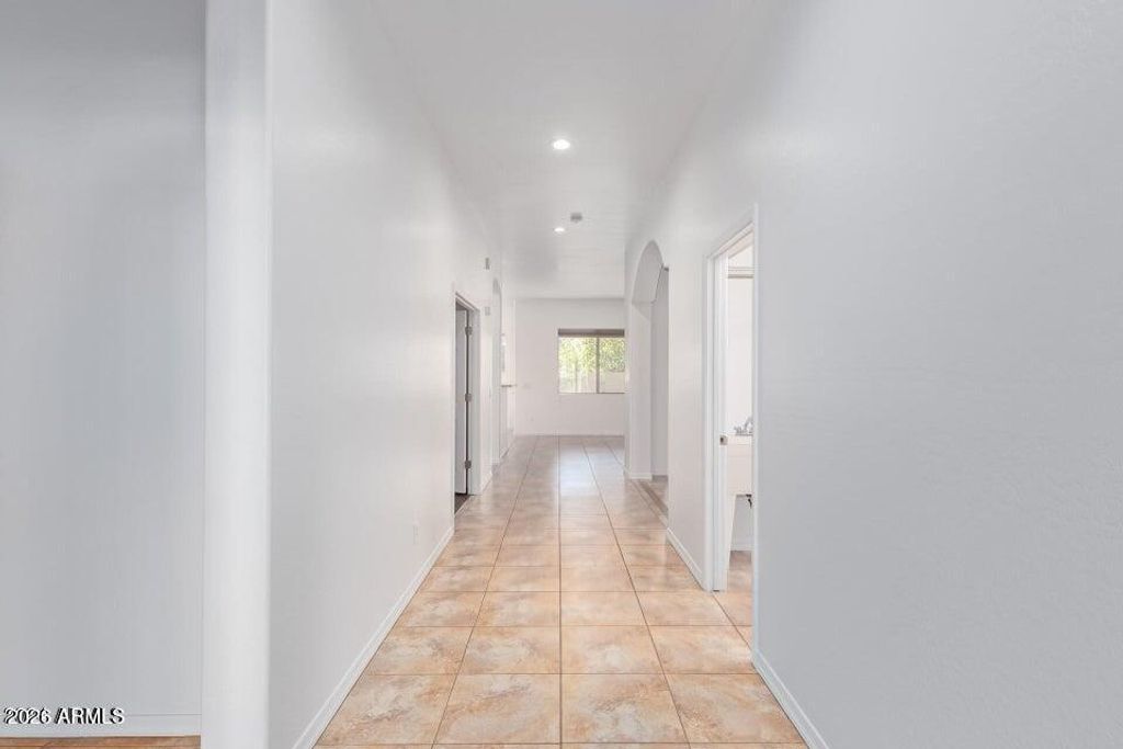 Image 4 of property listing at 10429 W SANDS Drive, Peoria, AZ 85383