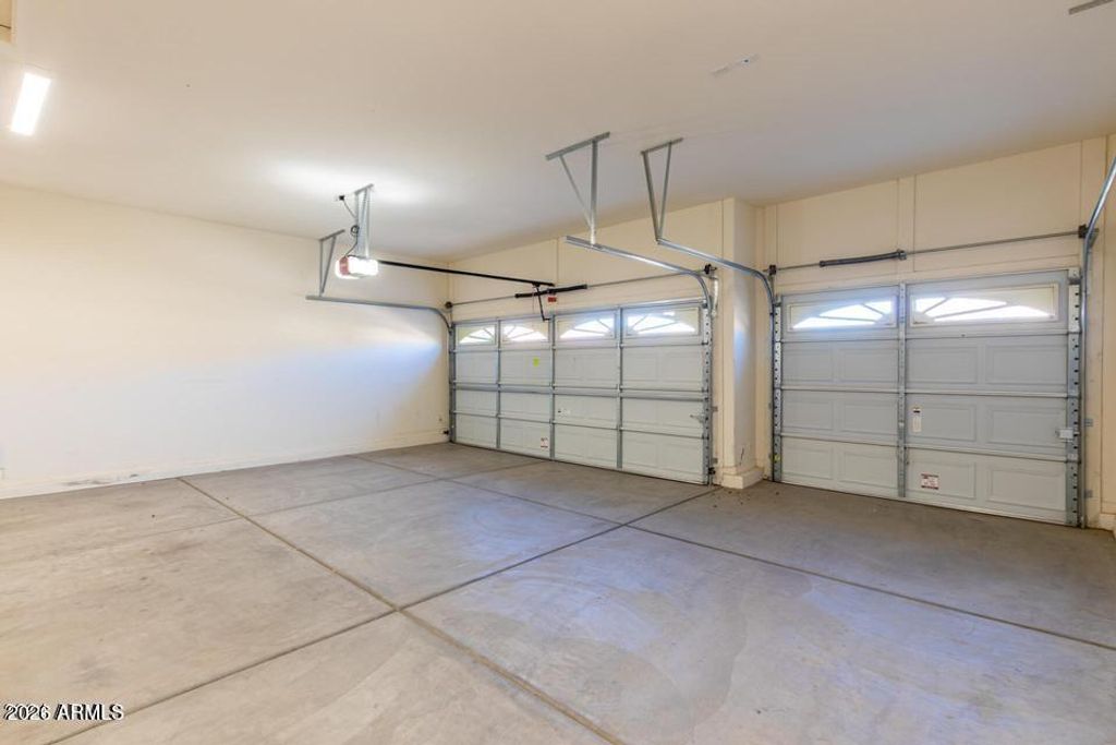 Image 8 of property listing at 10429 W SANDS Drive, Peoria, AZ 85383