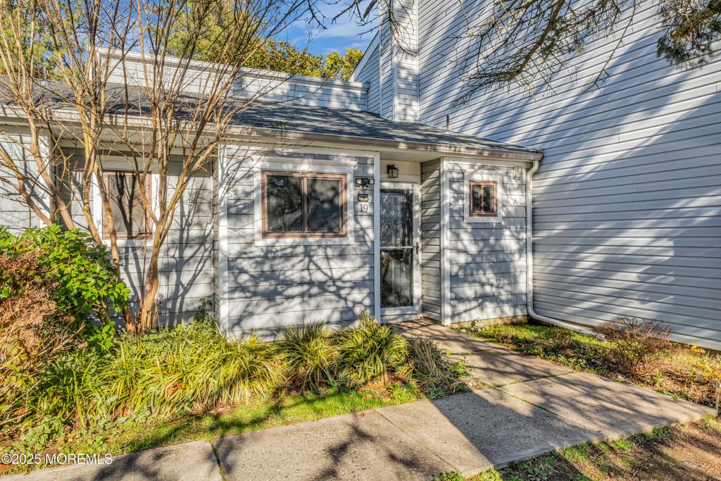 19 Helene Court, Tinton Falls, NJ 07724