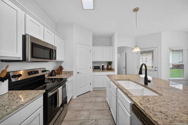 185 LARK HILL RD, Floresville, TX 78114