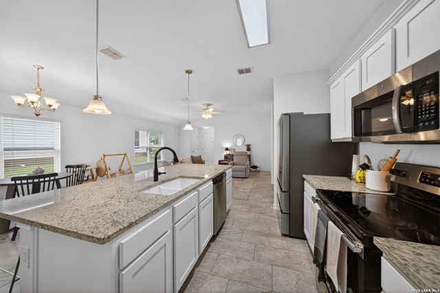 185 LARK HILL RD, Floresville, TX 78114