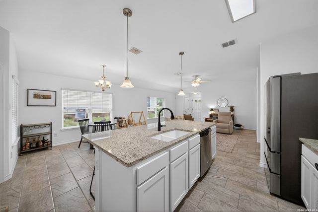 185 LARK HILL RD, Floresville, TX 78114