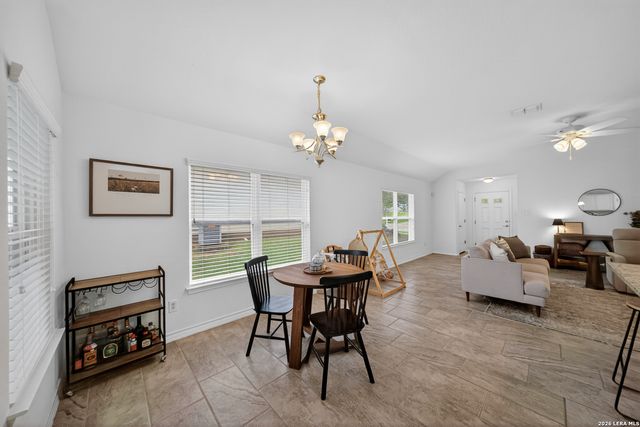 185 LARK HILL RD, Floresville, TX 78114