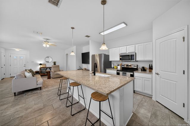 185 LARK HILL RD, Floresville, TX 78114