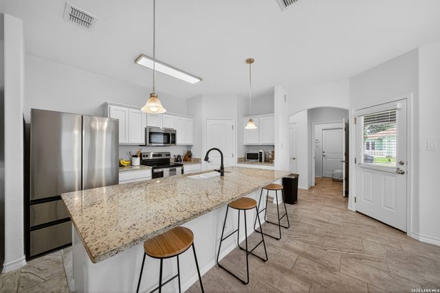 185 LARK HILL RD, Floresville, TX 78114