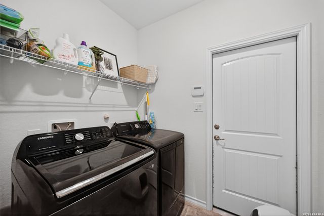 185 LARK HILL RD, Floresville, TX 78114