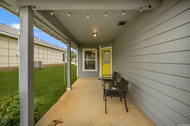 185 LARK HILL RD, Floresville, TX 78114