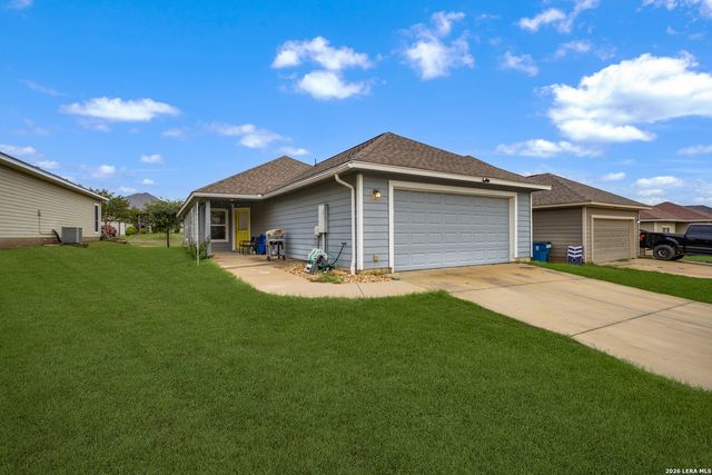 185 LARK HILL RD, Floresville, TX 78114