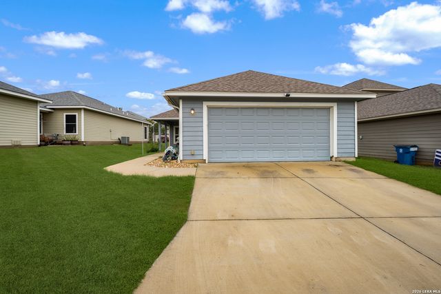 185 LARK HILL RD, Floresville, TX 78114