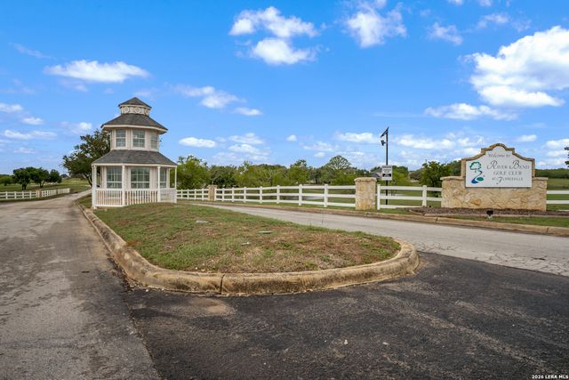185 LARK HILL RD, Floresville, TX 78114