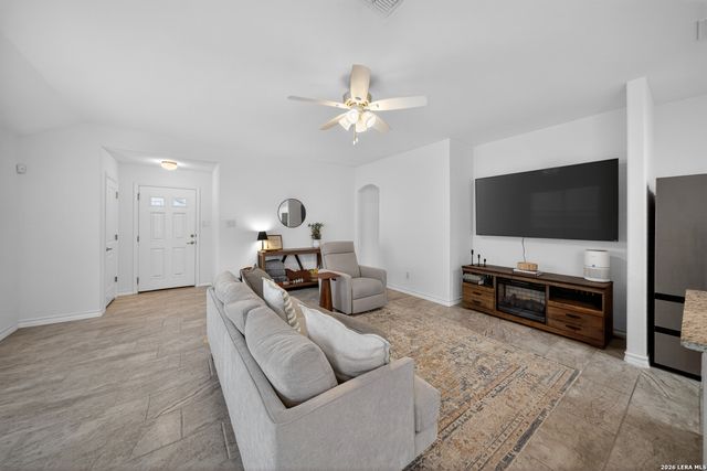 185 LARK HILL RD, Floresville, TX 78114