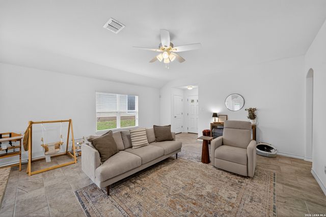 185 LARK HILL RD, Floresville, TX 78114