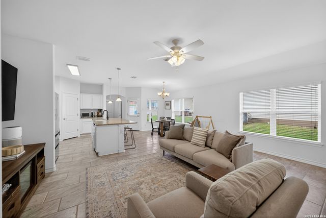 185 LARK HILL RD, Floresville, TX 78114