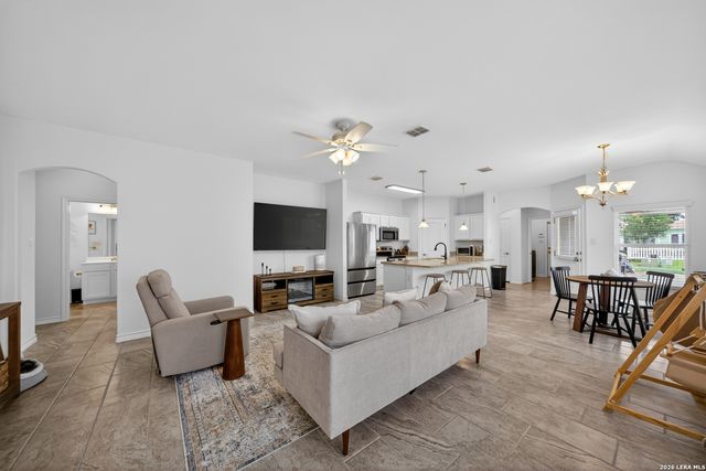 185 LARK HILL RD, Floresville, TX 78114