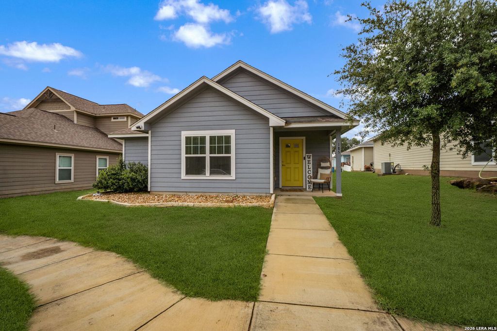 185 LARK HILL RD, Floresville, TX 78114