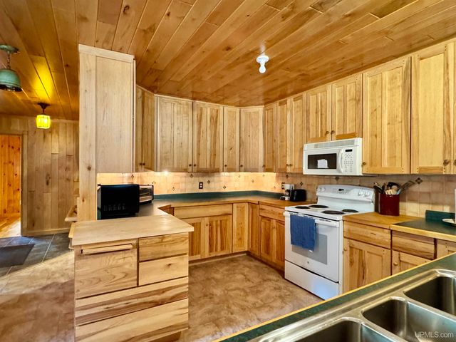 57487 Lakeshore Drive, Calumet, MI 49913