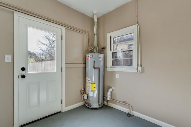 537 N Oakwood Dr, Wichita, KS 67208