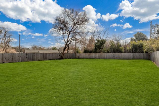 537 N Oakwood Dr, Wichita, KS 67208