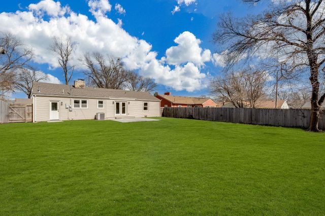 537 N Oakwood Dr, Wichita, KS 67208