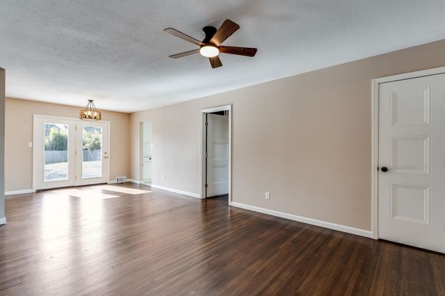 537 N Oakwood Dr, Wichita, KS 67208