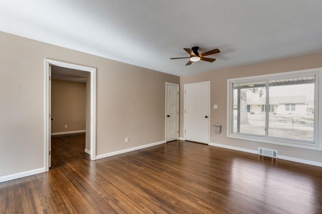 537 N Oakwood Dr, Wichita, KS 67208